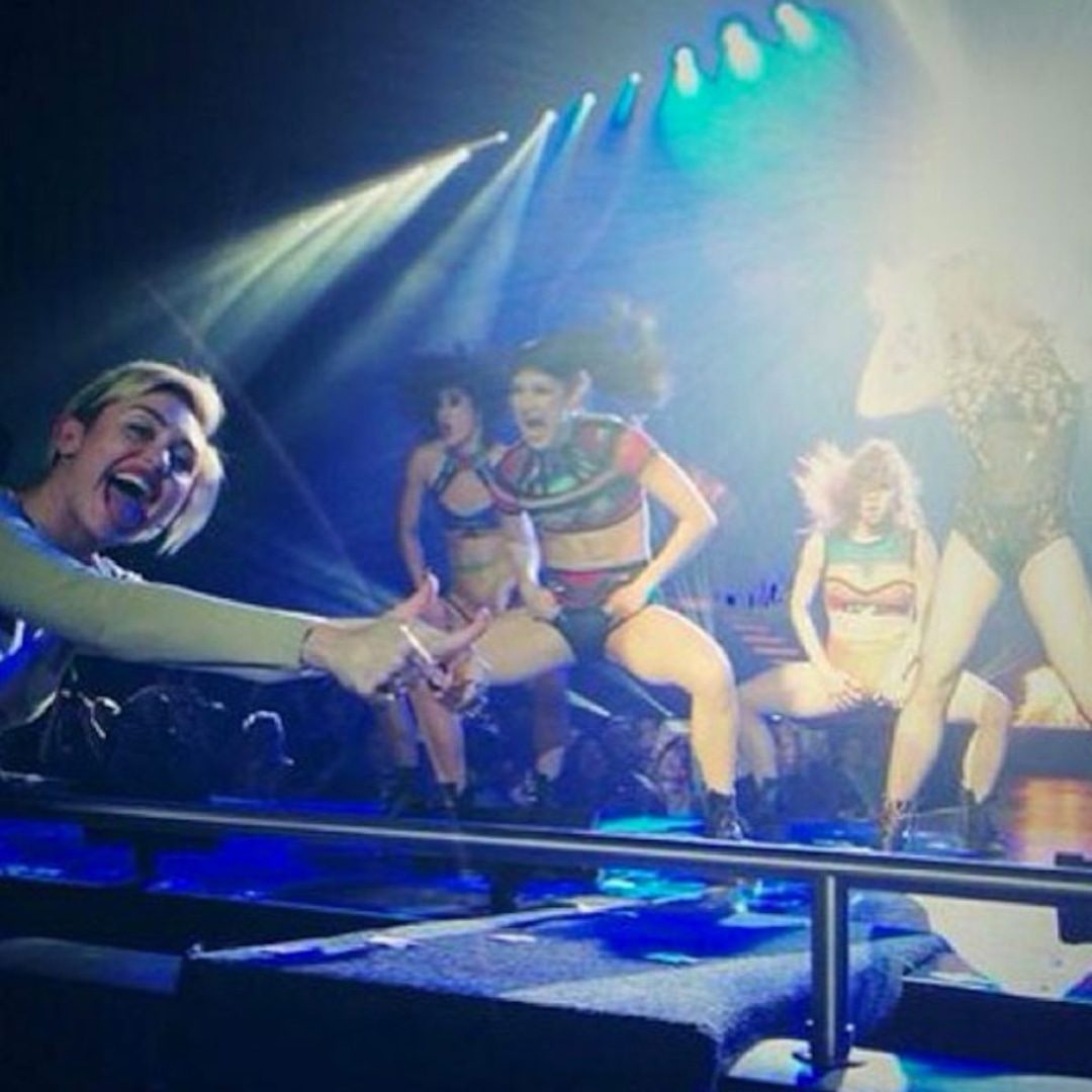 Miley Cyrus Dances Sings Along At Britney Spears Piece Of Me Concert In Las Vegas Watch Now E Online Ca